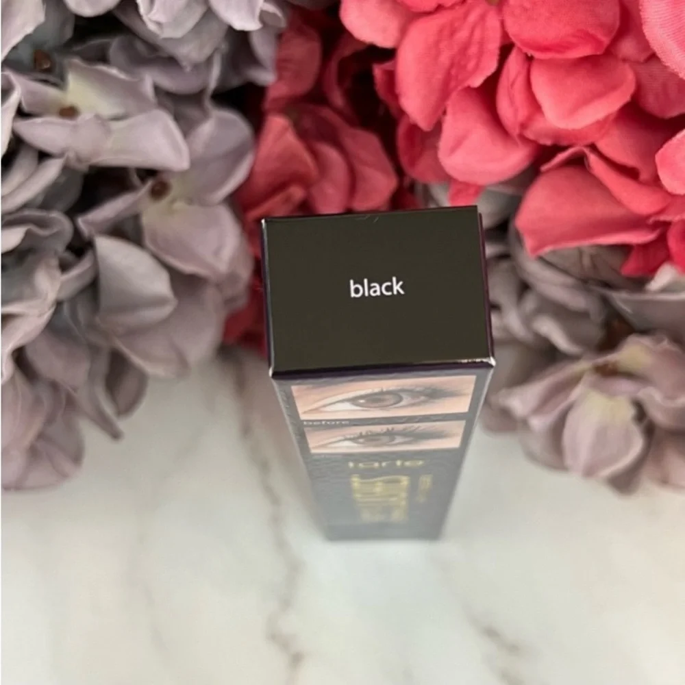 Mascara, lights camera action - Picture 4 of 4